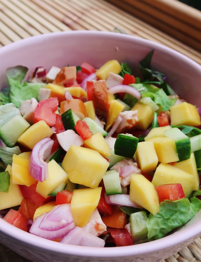 Mangosalade met gerookte kip