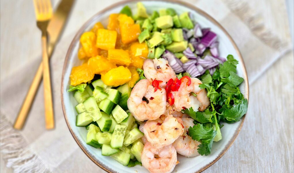 Mango en avocado salade met knoflookgarnalen