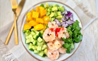 Mango en avocado salade met knoflookgarnalen