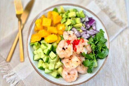 Mango en avocado salade met knoflookgarnalen