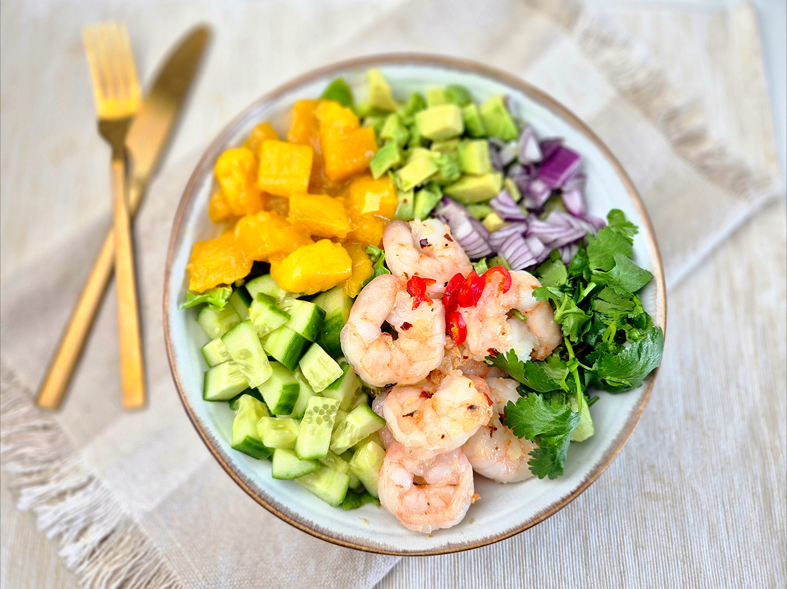 Mango en avocado salade met knoflookgarnalen