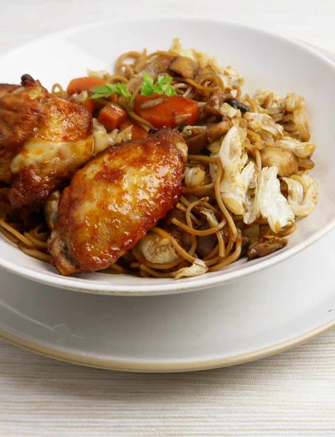 Gewokte noodles met kippenvleugels