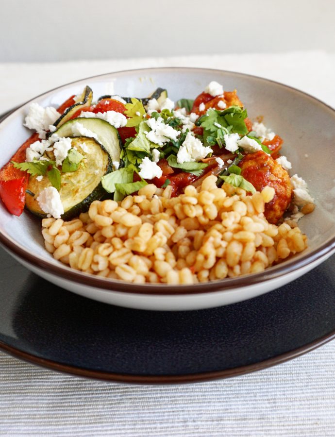 Tomatenbulgur met vegaballetjes en gegrilde groente