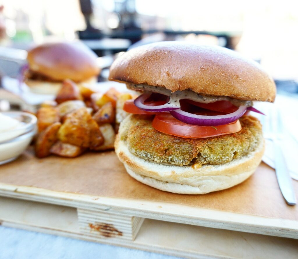 Veggie burger diner bij Hostel The Golden Stork