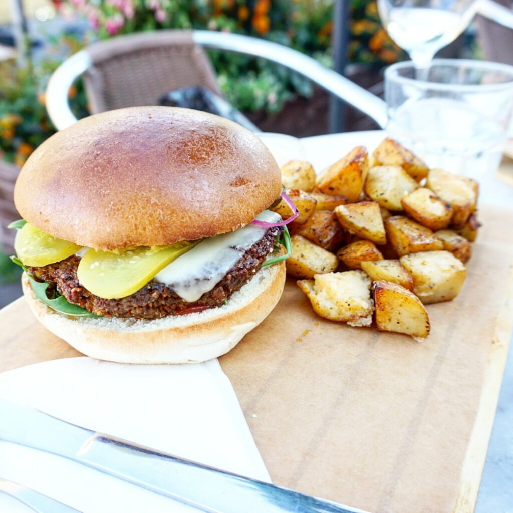 Veggie burger diner bij Hostel The Golden Stork