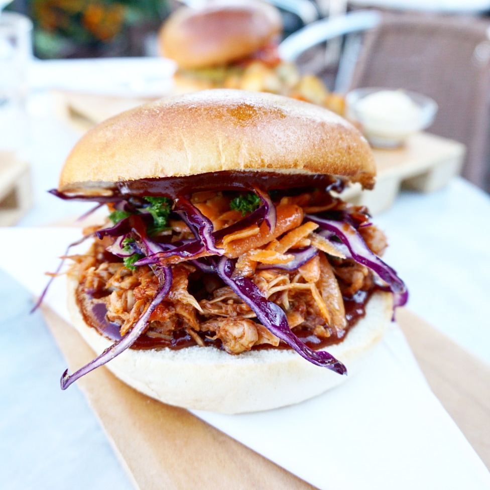 Veggie burger diner bij Hostel The Golden Stork