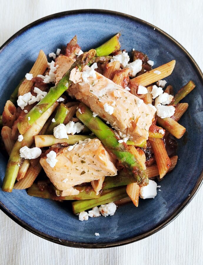 Pasta met zalm, groene asperges en geitenkaas
