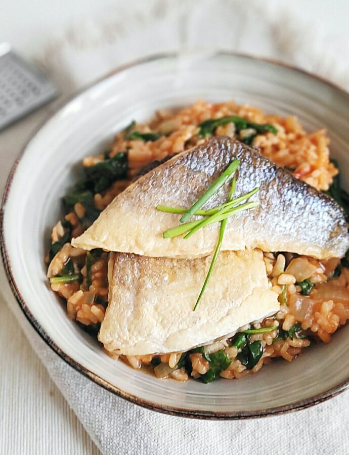 Gebakken zeebaarsfilet met tomatenrisotto en Pecorino