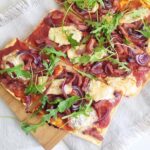 Flammkuchen met geitenbrie en spekjes