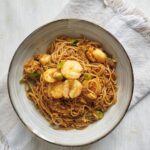 Surinaamse Tjauw min met garnalen