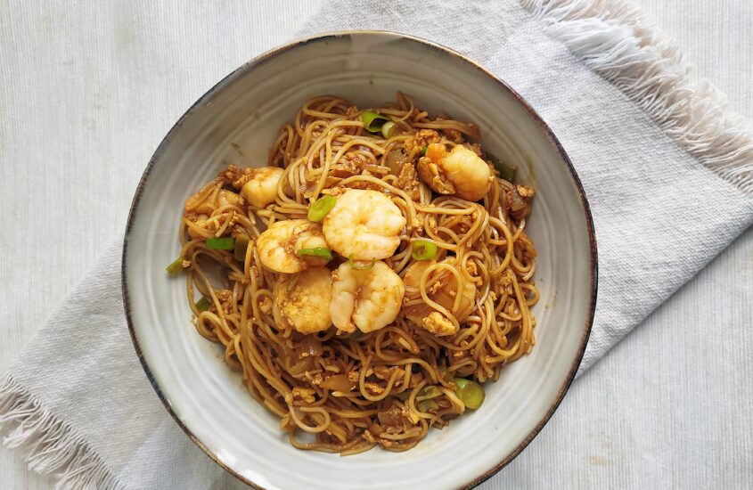 Surinaamse Tjauw min met garnalen