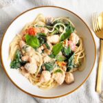 Pasta met zalm, spinazie en roomsaus