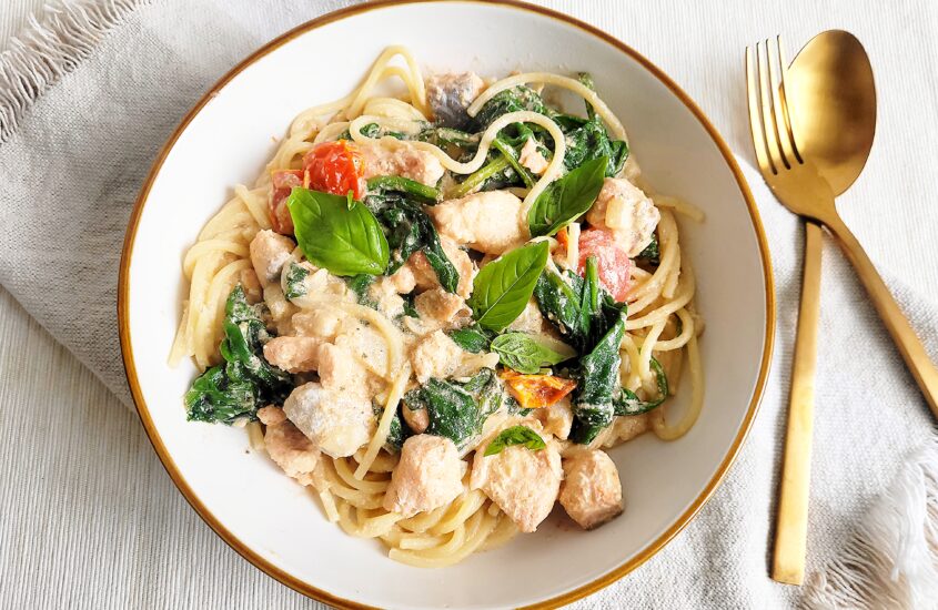 Pasta met zalm, spinazie en roomsaus