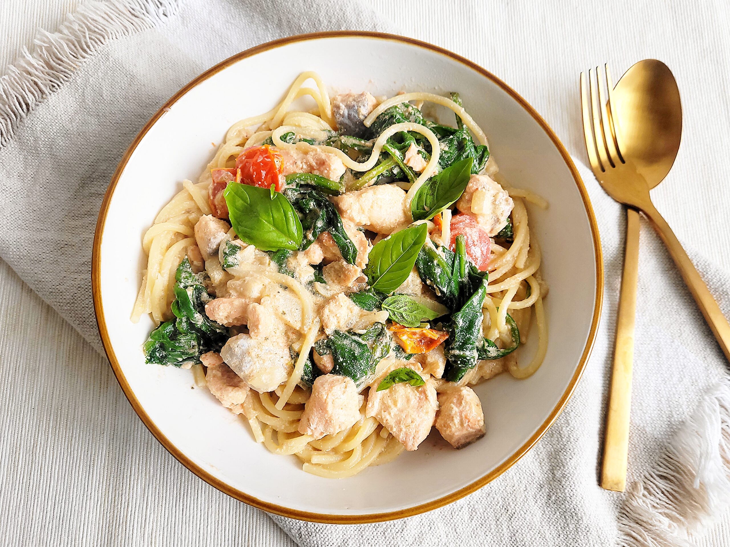 Pasta met zalm, spinazie en roomsaus