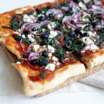 Plaatpizza Griekse stijl met spinazie en feta