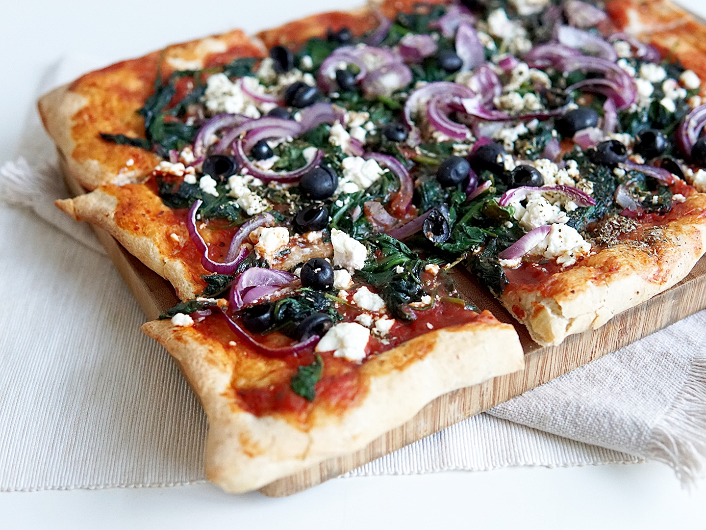 Plaatpizza Griekse stijl met spinazie en feta