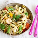 Pastasalade met garnalen en pesto