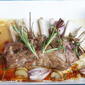 Lamsrack uit de oven met rozemarijn en ui