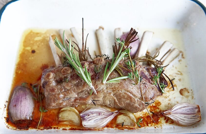 Lamsrack uit de oven met rozemarijn en knoflook