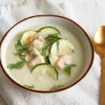 Bloemkoolsoep met zalm, courgette en kokosmelk