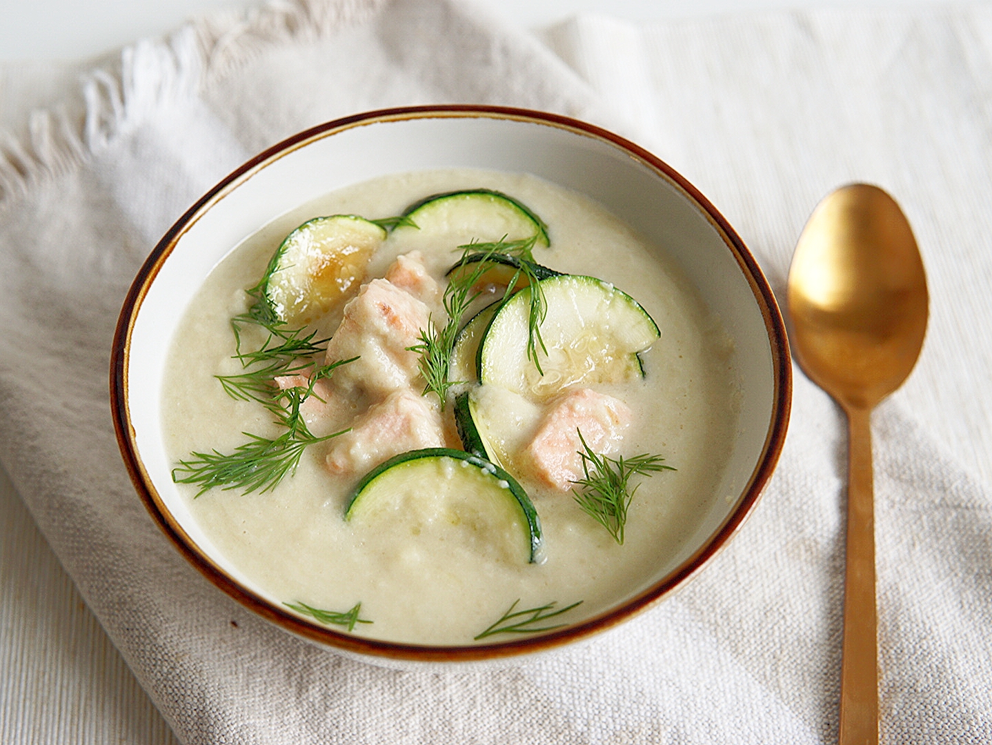 Bloemkoolsoep met zalm, courgette en kokosmelk