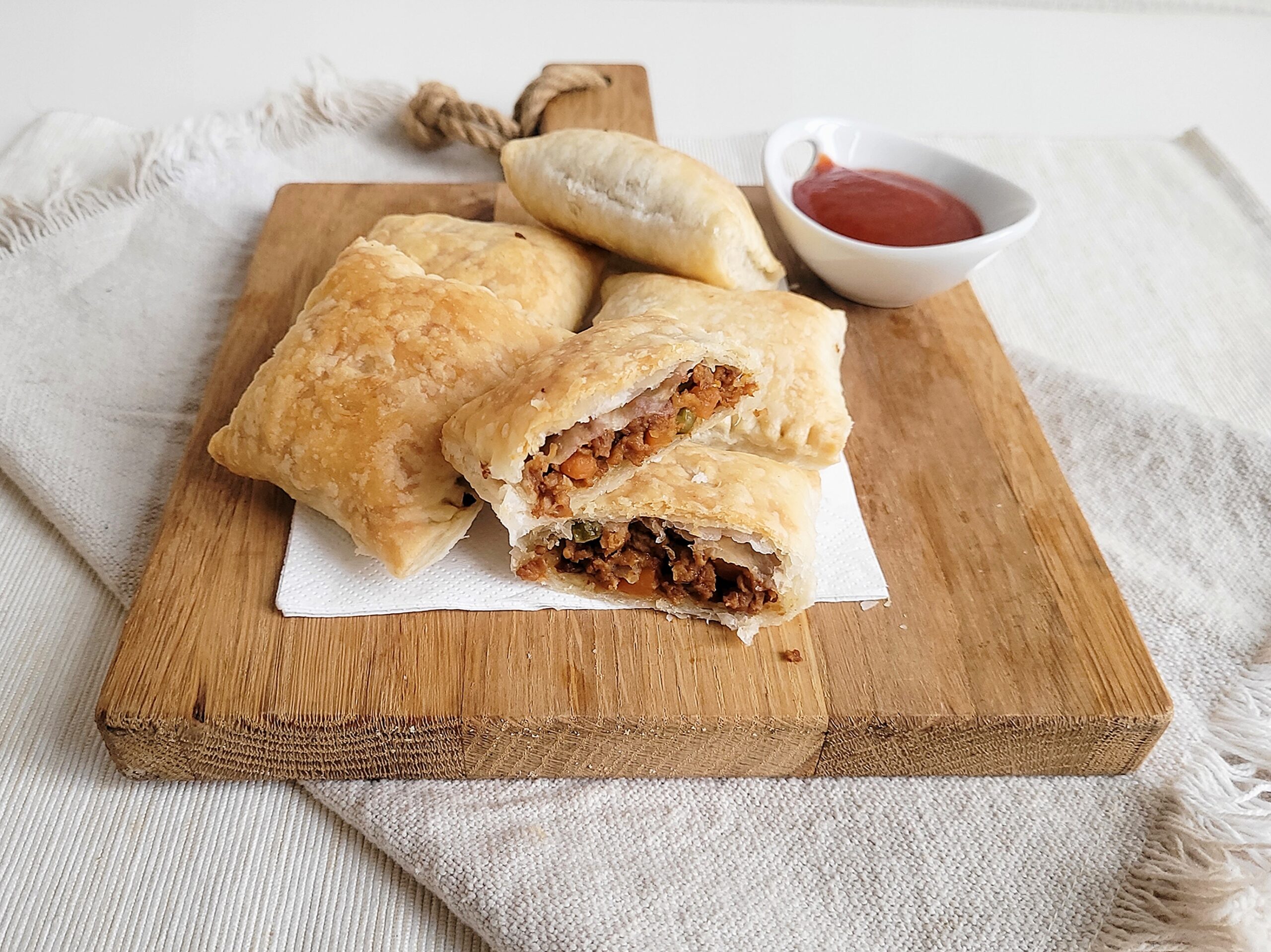 Vegan Surinaamse pasteitjes met doperwten en wortel