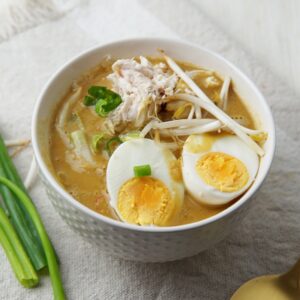 Indische pindasoep met kip