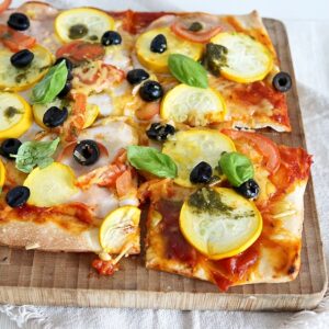 Plaatpizza met kipfilet, pesto en courgette