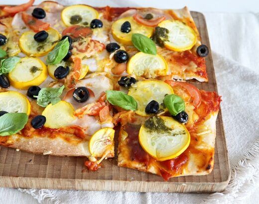 Plaatpizza met kipfilet, pesto en courgette