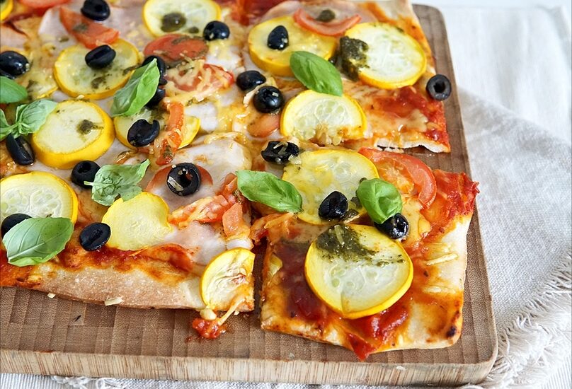 Plaatpizza met kipfilet, pesto en courgette