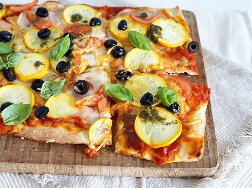 Plaatpizza met kipfilet, pesto en courgette