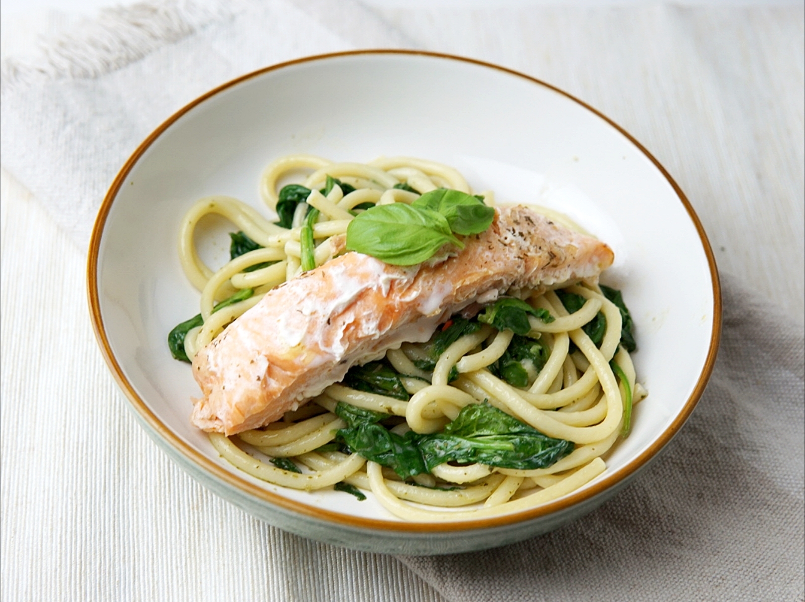 Pasta met zalm, spinazie en (vegan) roomkaas