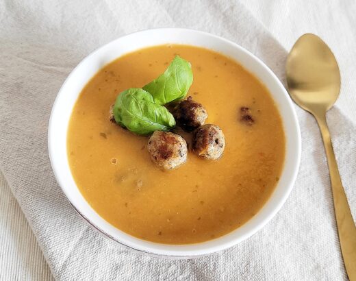 Tomaten paprikasoep met balletjes
