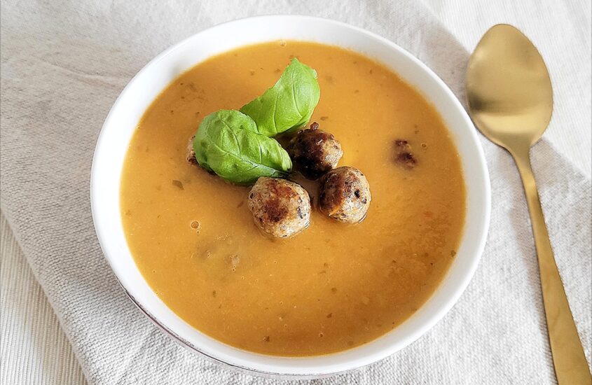 Tomaten-paprikasoep met balletjes