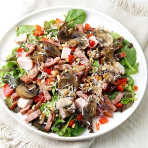 Salade met champignons, gerookte kip en spekjes