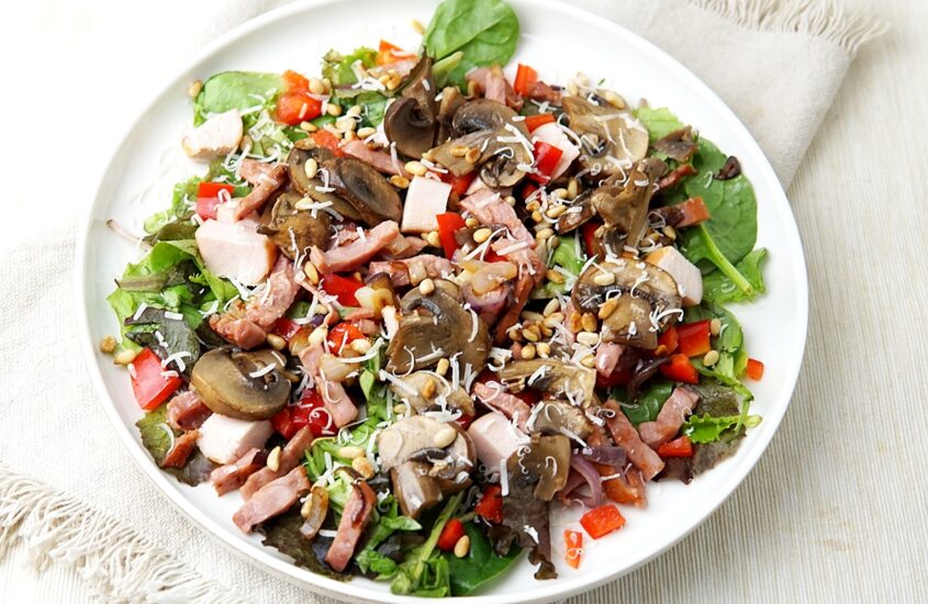 Salade met champignons, gerookte kip en spekjes