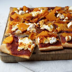 Plaatpizza met pompoen en geitenkaas