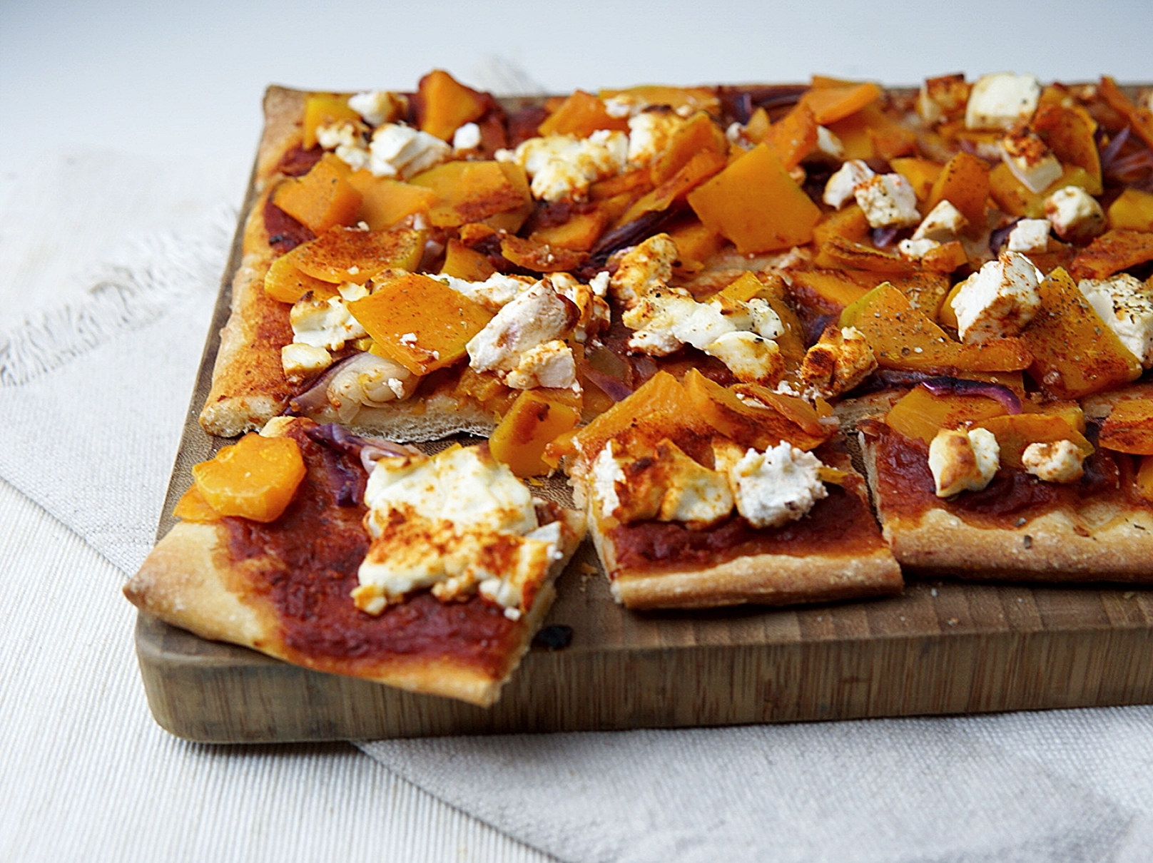 Plaatpizza met pompoen en geitenkaas