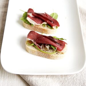 Bruschetta gerookte eendenborstfilet met hoisin