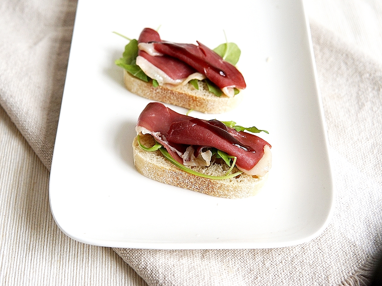 Bruschetta gerookte eendenborstfilet met hoisin