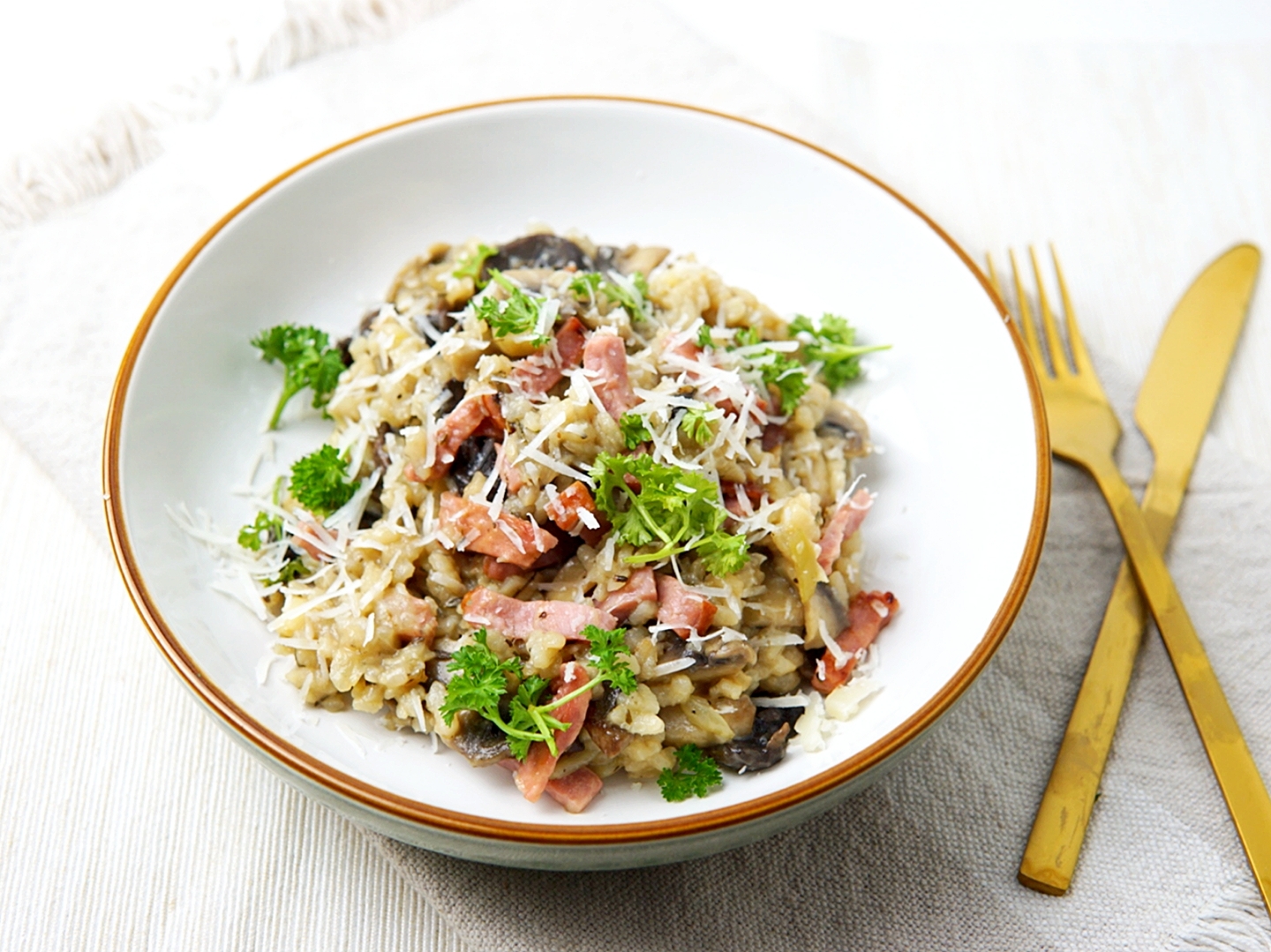 Risotto met paddenstoelen, pastinaak en spekjes
