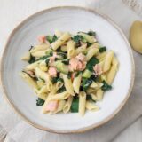 Snelle pasta met vegan roomkaas, groente en gerookte zalm