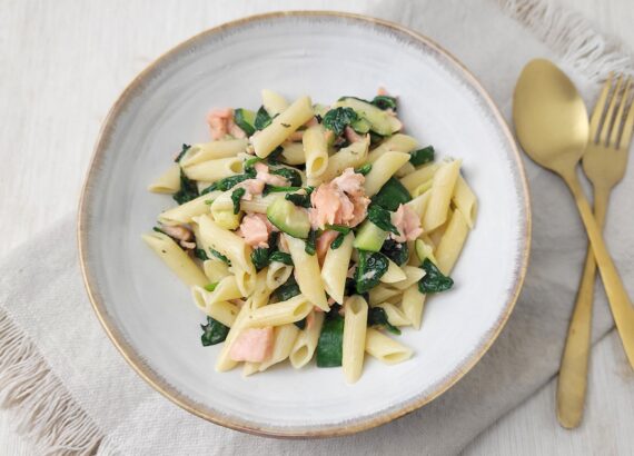 Snelle pasta met vegan roomkaas, groente en gerookte zalm