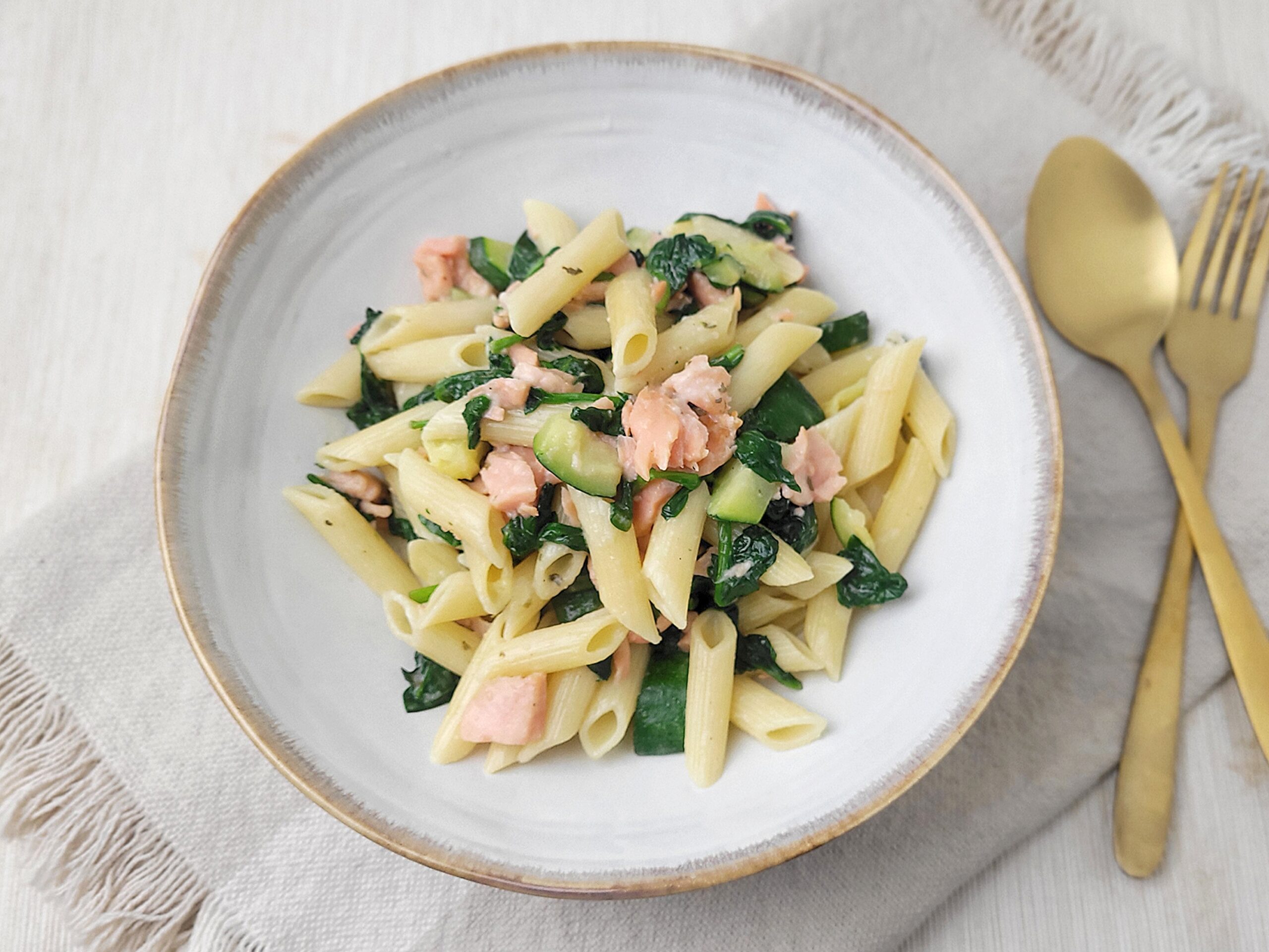 Snelle pasta met vegan roomkaas, groente en gerookte zalm