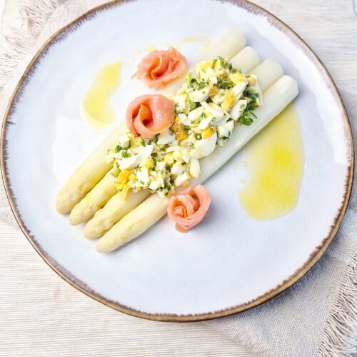 Witte asperges à la flamande met gerookte zalm