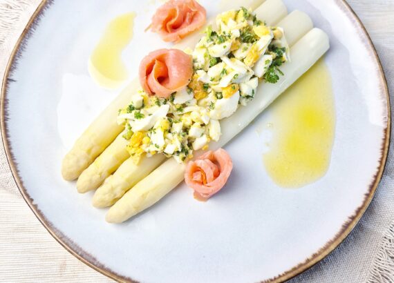 Witte asperges à la flamande met gerookte zalm