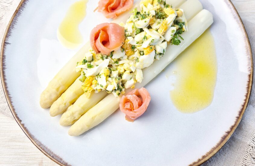 Witte asperges à la flamande met gerookte zalm