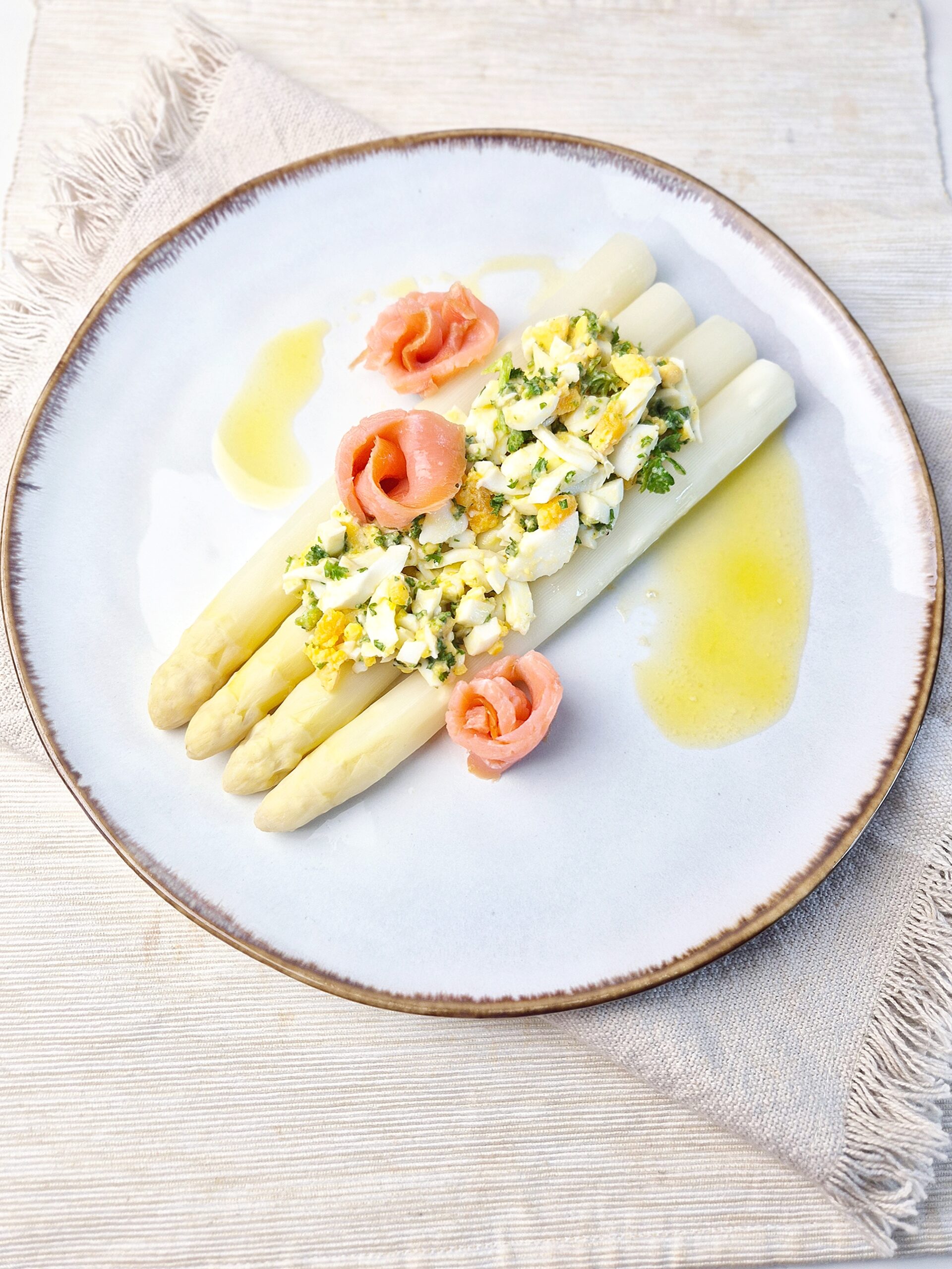 Witte asperges à la flamande met gerookte zalm