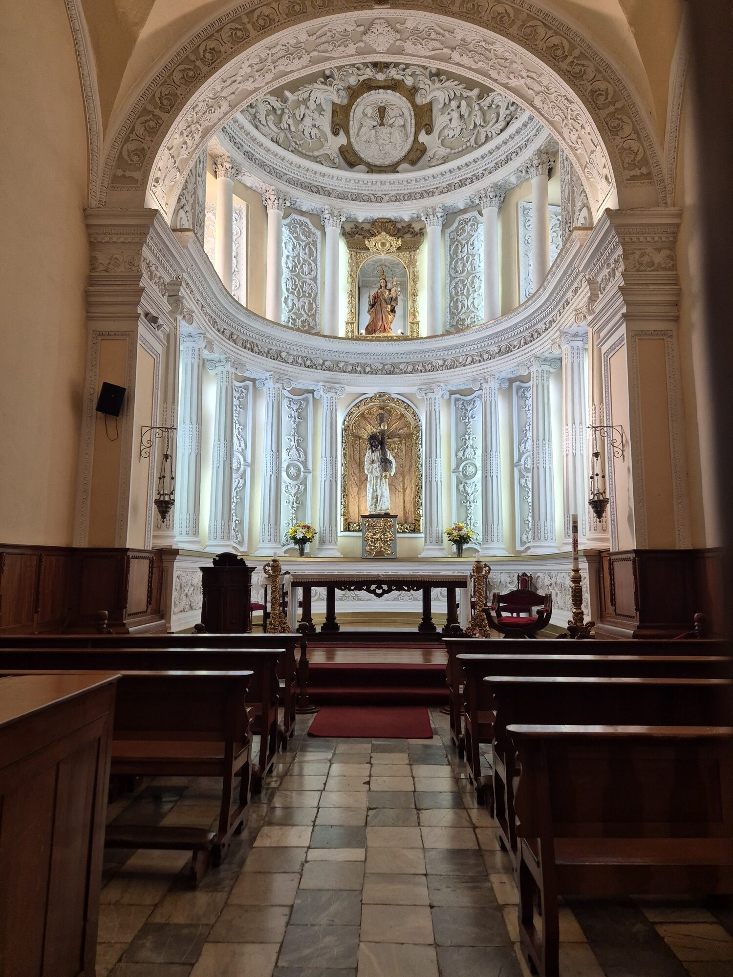 De Basilica Cathedral op het Plaza de Armas is een schitterend voorbeeld van koloniale architectuur en een van de belangrijkste religieuze gebouwen van de stad. De bouw begon in de 16e eeuw en combineert gotische, renaissance- en barokelementen. De twee imposante torens rijzen hoog boven het plein uit en bieden een adembenemend uitzicht over de stad en de omliggende bergen. Binnenin zijn prachtige altaren, kunstwerken en een indrukwekkend orgel te bewonderen. Het is niet alleen een spiritueel centrum, maar ook een symbool van geschiedenis en vakmanschap.