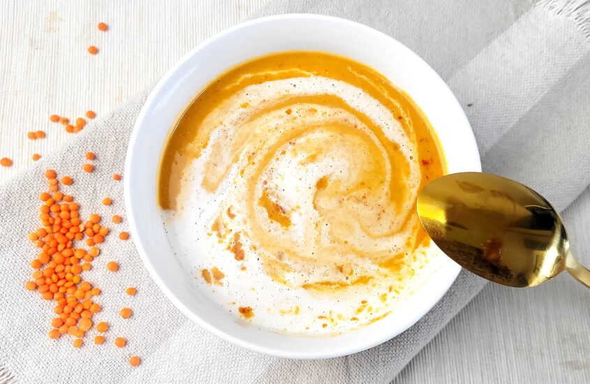 Rode linzensoep met kokosmelk